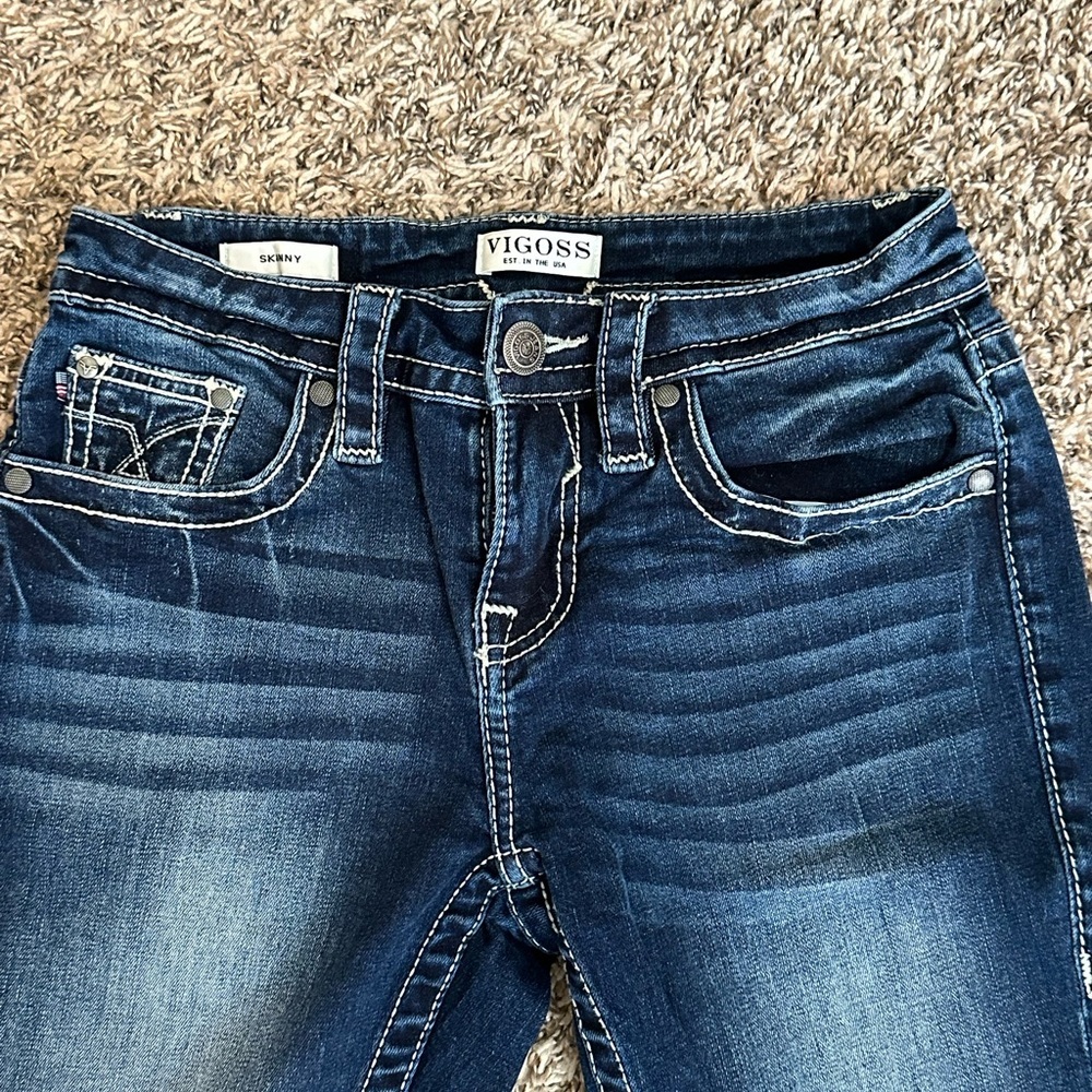 Vigoss Dark Wash Skinny Jeans with White Trim Details size 2 - Picture 2 of 8